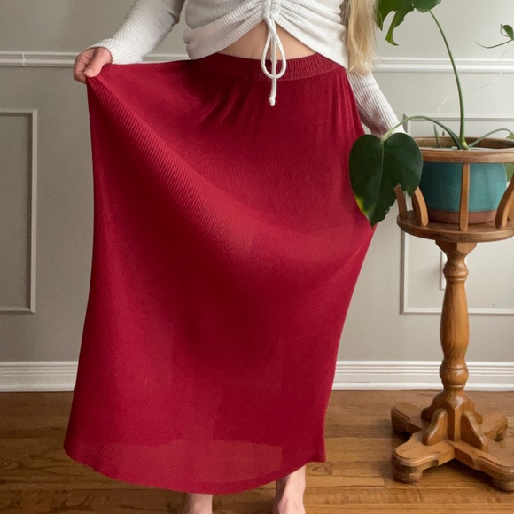 Red Pleated Maxi Skirt - Picture 3 of 9